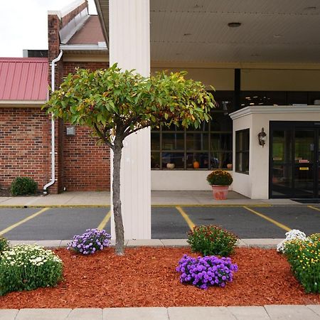 Rodeway Inn & Suites East Windsor Exterior photo