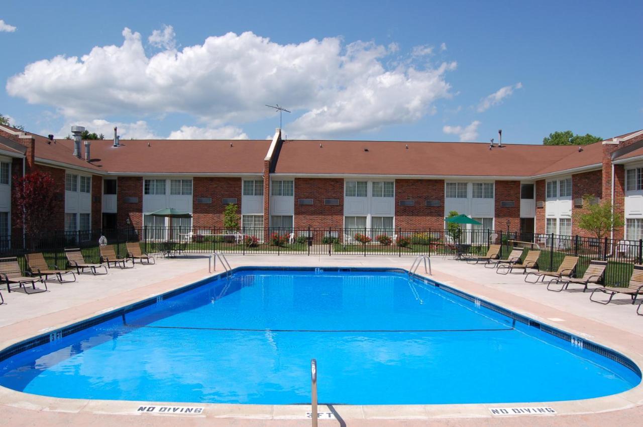 Rodeway Inn & Suites East Windsor Exterior photo