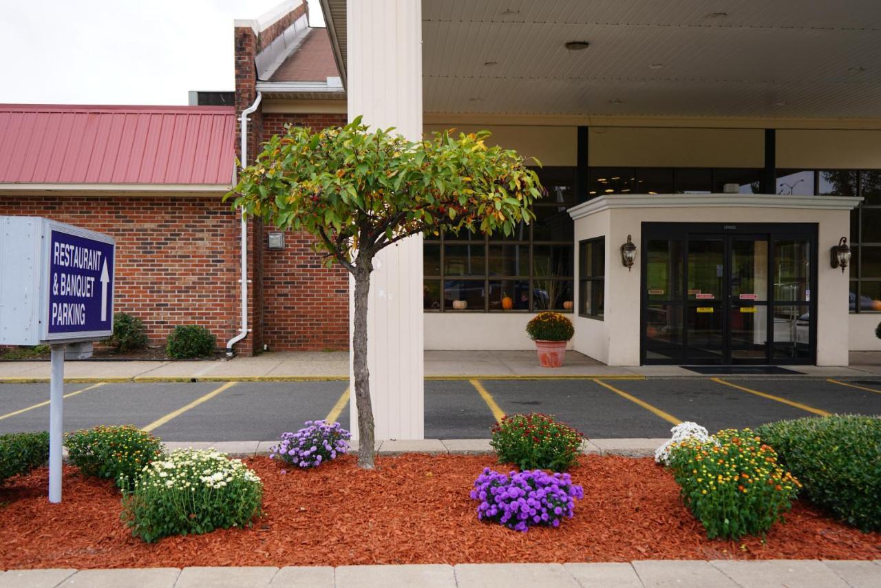 Rodeway Inn & Suites East Windsor Exterior photo