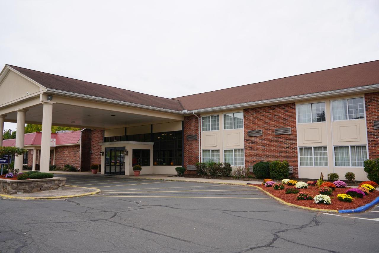 Rodeway Inn & Suites East Windsor Exterior photo