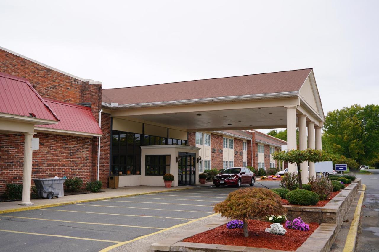 Rodeway Inn & Suites East Windsor Exterior photo