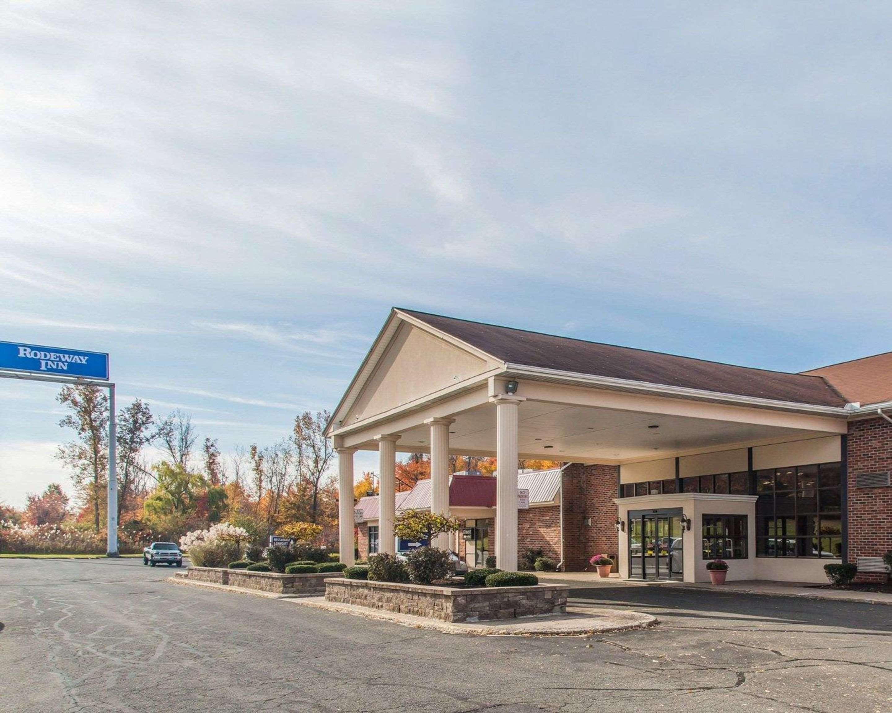 Rodeway Inn & Suites East Windsor Exterior photo